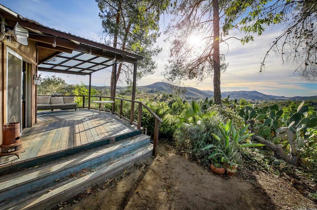 17550 Bear Valley Ln, Escondido CA  92027-6014 exterior