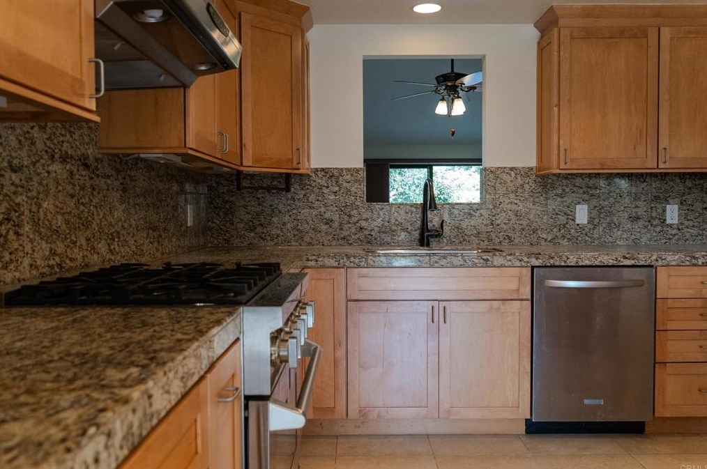 1138 Crescent Ridge Rd, Fallbrook CA  92028-3658 exterior