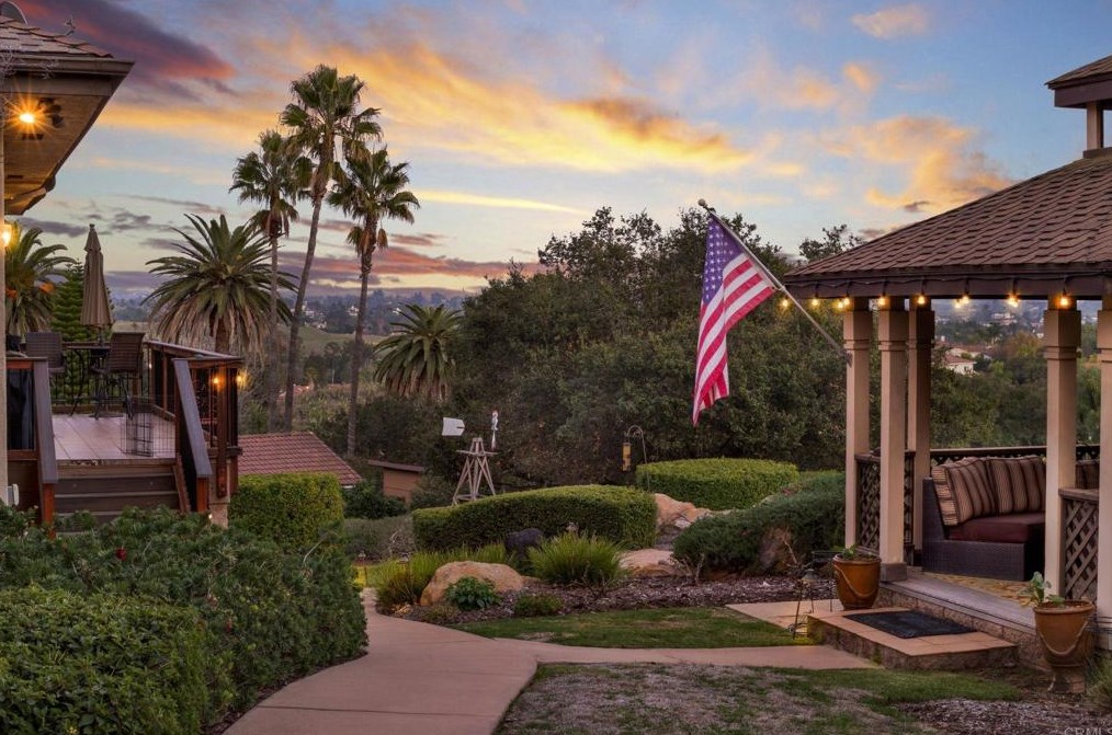 319 Hill Ct, Fallbrook CA  92028-3945 exterior