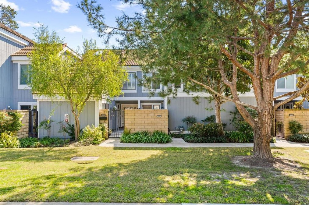 3832 Montego Dr, Huntington Beach, CA 92649