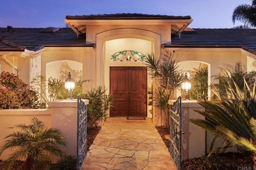 2540 Foothill Dr, Vista CA  92084-6501 exterior