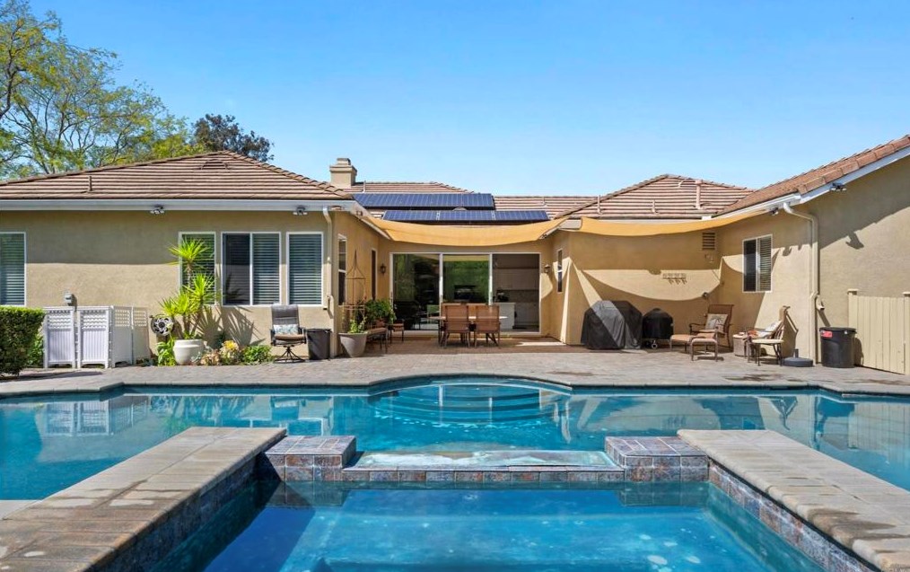 2130 Castlebay, Fallbrook CA  92028-4491 exterior