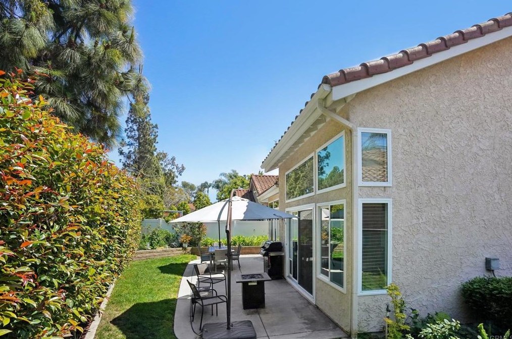 1154 Brioso Ct, Vista CA  92081-9092 exterior