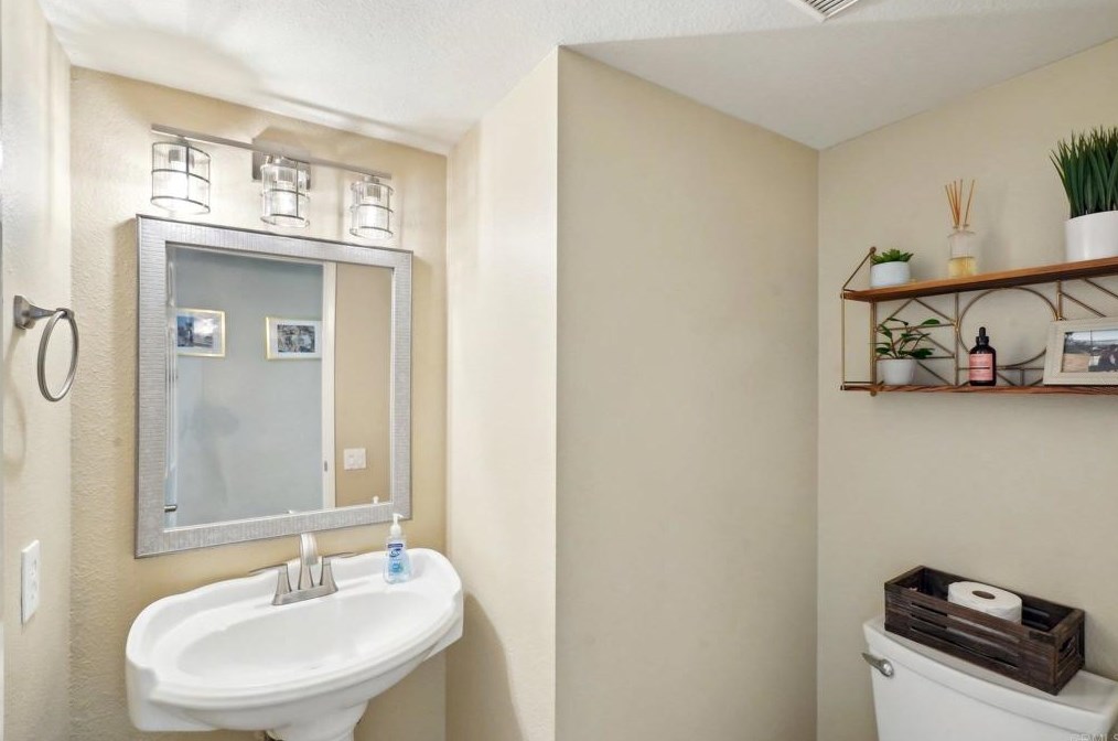 1154 Brioso Ct, Vista CA  92081-9092 exterior