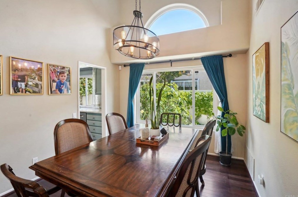 1154 Brioso Ct, Vista CA  92081-9092 exterior