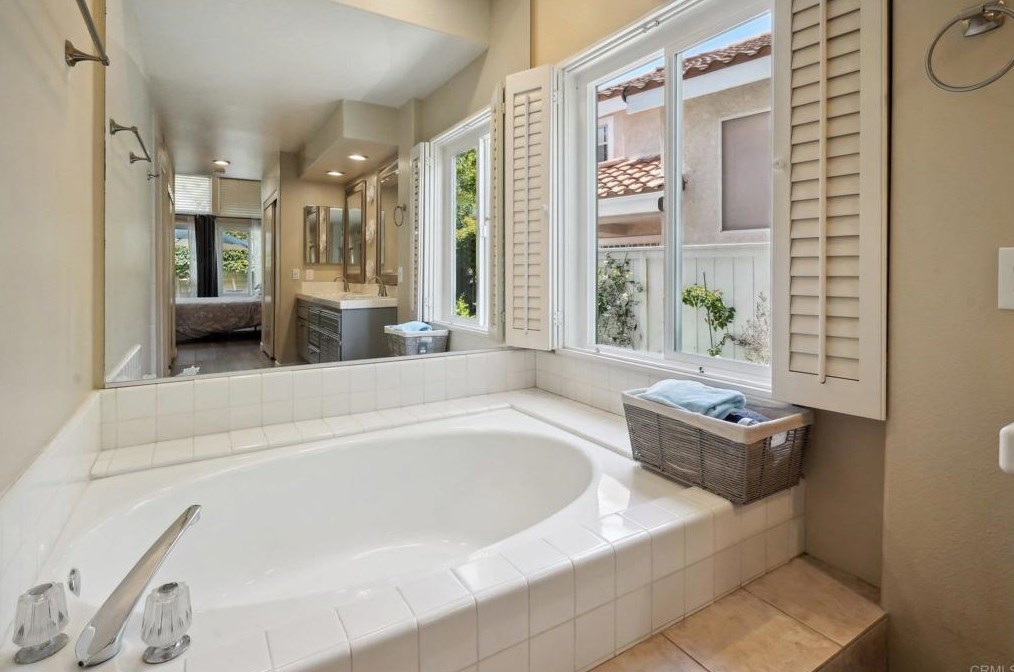 1154 Brioso Ct, Vista CA  92081-9092 exterior