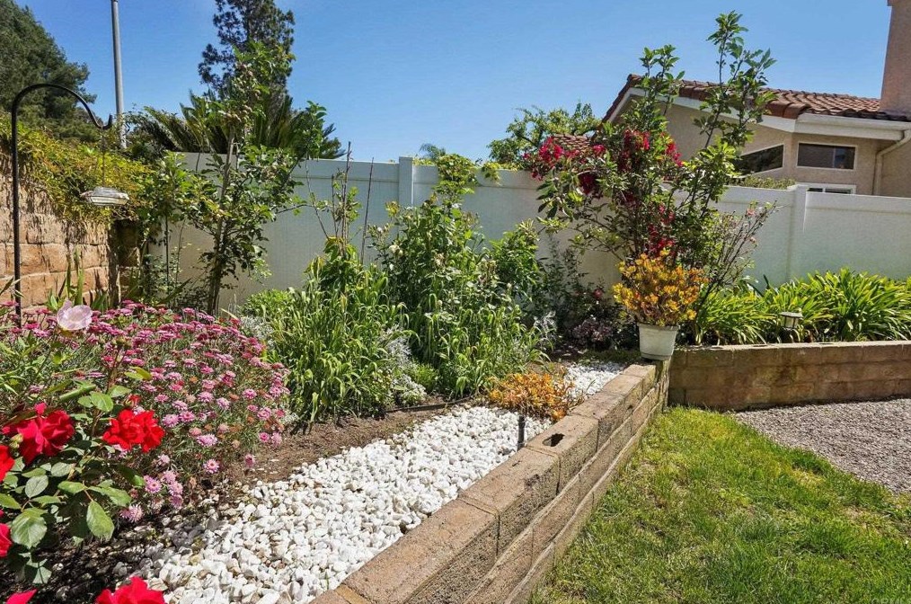 1154 Brioso Ct, Vista CA  92081-9092 exterior