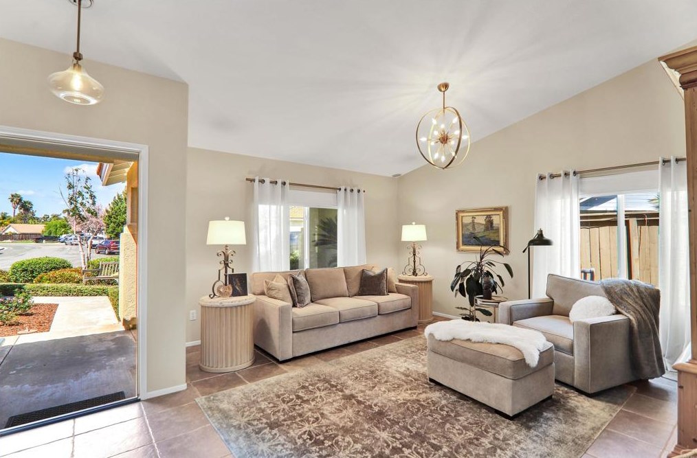 315 Del Flora St, Oceanside CA  92058-7959 exterior