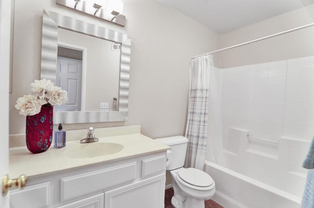 315 Del Flora St, Oceanside CA  92058-7959 exterior