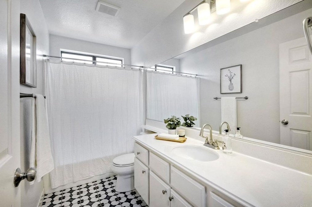 647 Paseo Rio, Vista CA  92081-6323 exterior