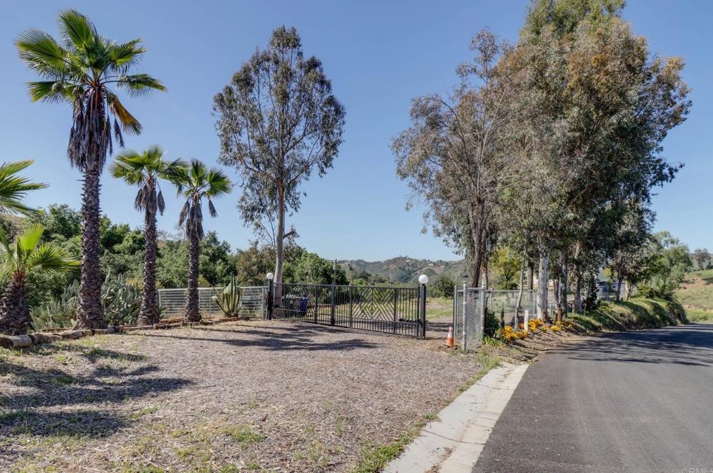 40337 Gavilan Mountain Rd, Fallbrook CA 92028-8965 exterior