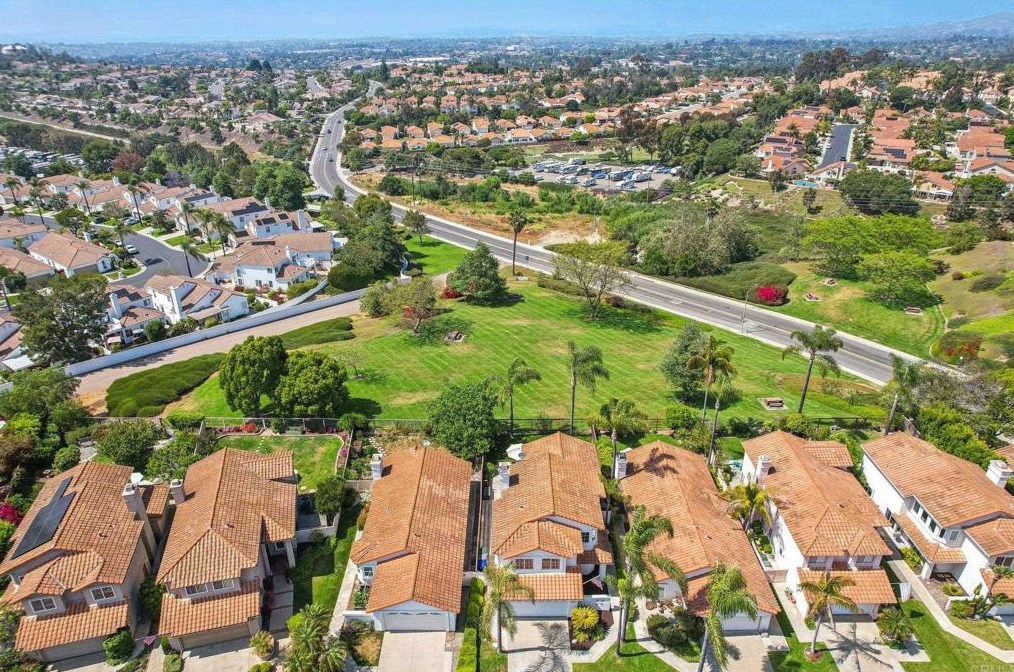 2014 Redwood Crst, Vista CA  92081-7337 exterior