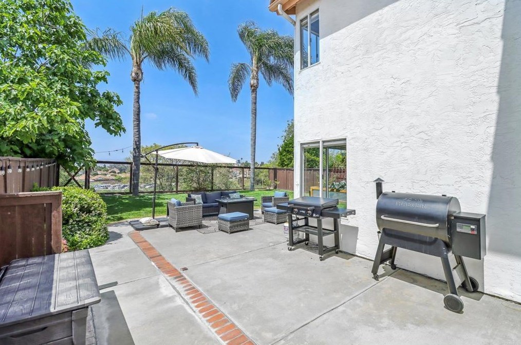 2014 Redwood Crst, Vista CA  92081-7337 exterior