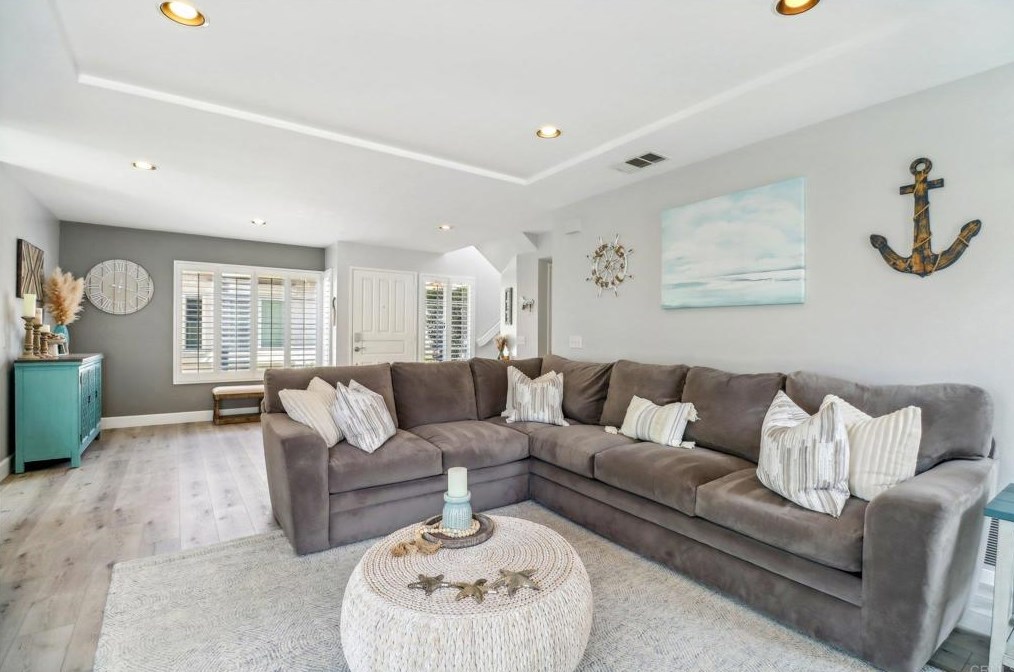 2014 Redwood Crst, Vista CA  92081-7337 exterior