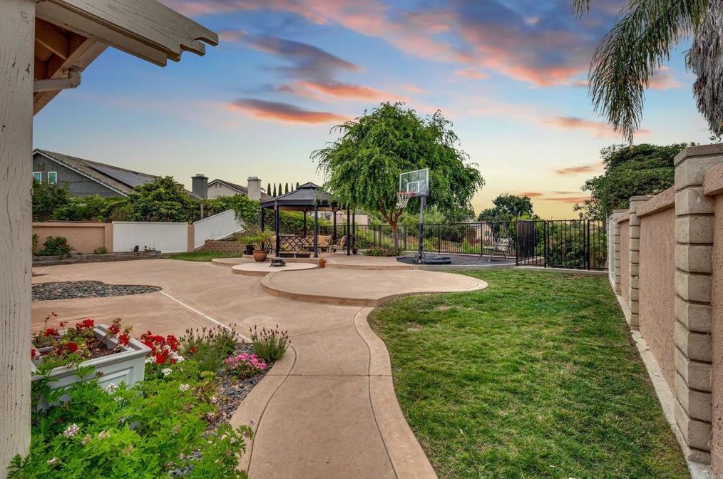 377 Apollo Dr, Vista CA  92084-4325 exterior