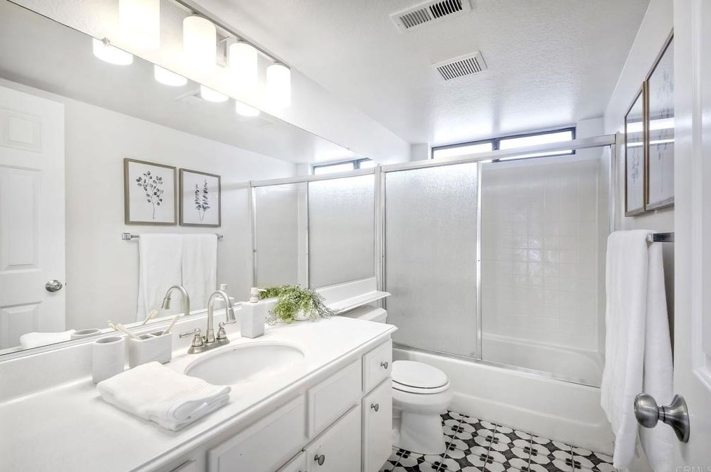 647 Paseo Rio, Vista CA  92081-6323 exterior