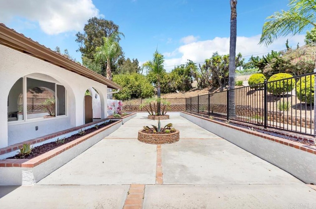 2748 Ramona Dr, Vista CA  92084-1635 exterior