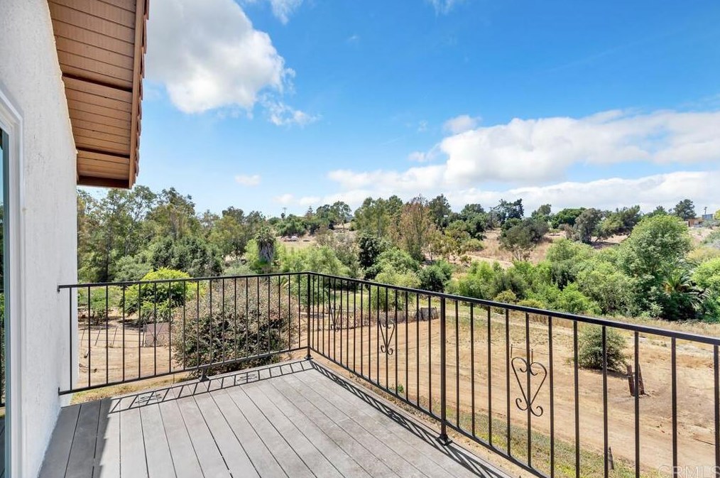 2748 Ramona Dr, Vista CA  92084-1635 exterior