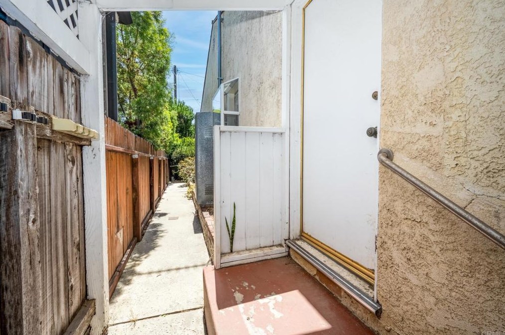12520 Gilmore Ave, Los Angeles CA  90066-6427 exterior
