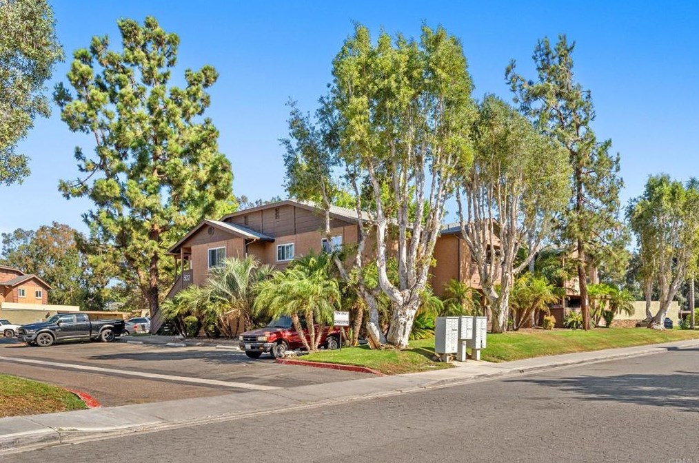 502 Calle Montecito, Oceanside CA  92057-5290 exterior