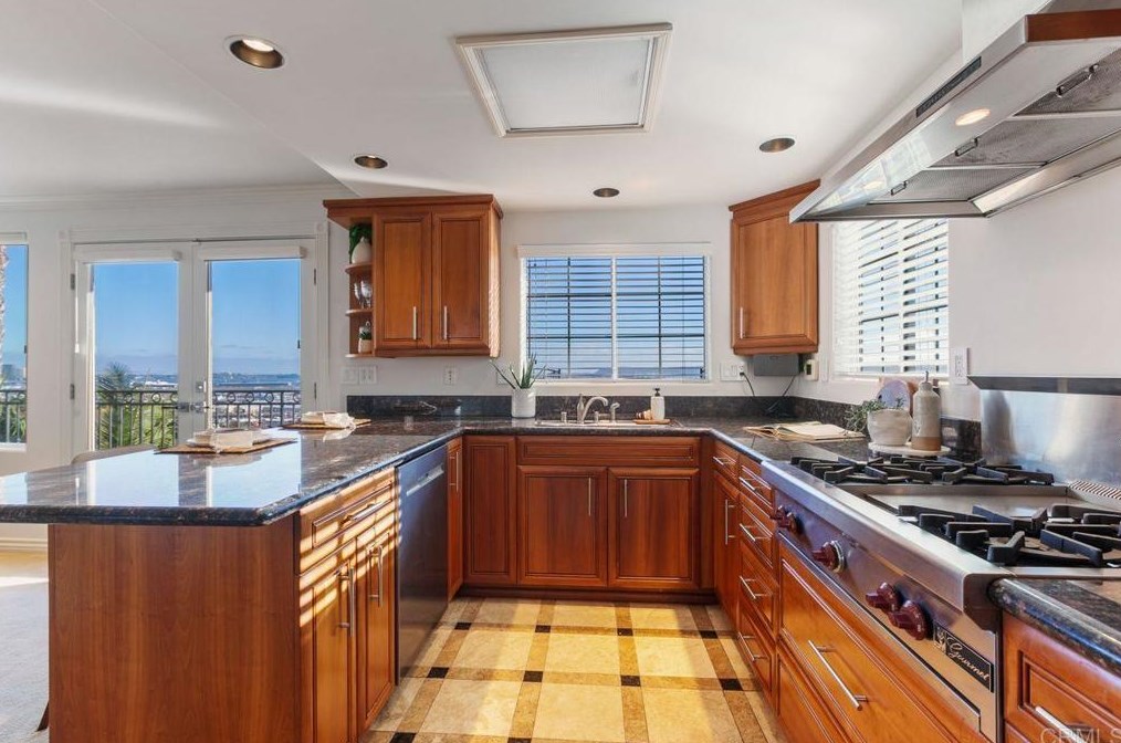 2061 California St, San Diego CA 92110-2124 exterior