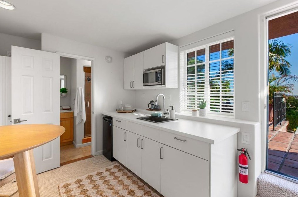 2061 California St, San Diego CA 92110-2124 exterior