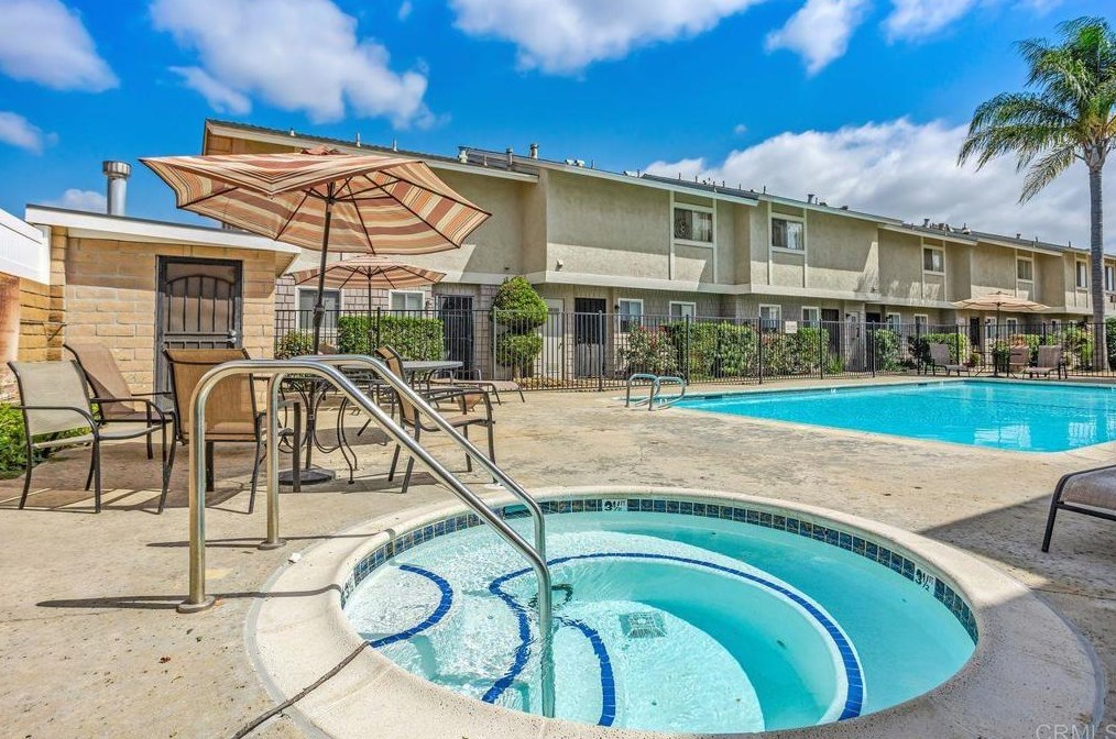 2112 Vista Way, Vista CA  92084-2704 exterior