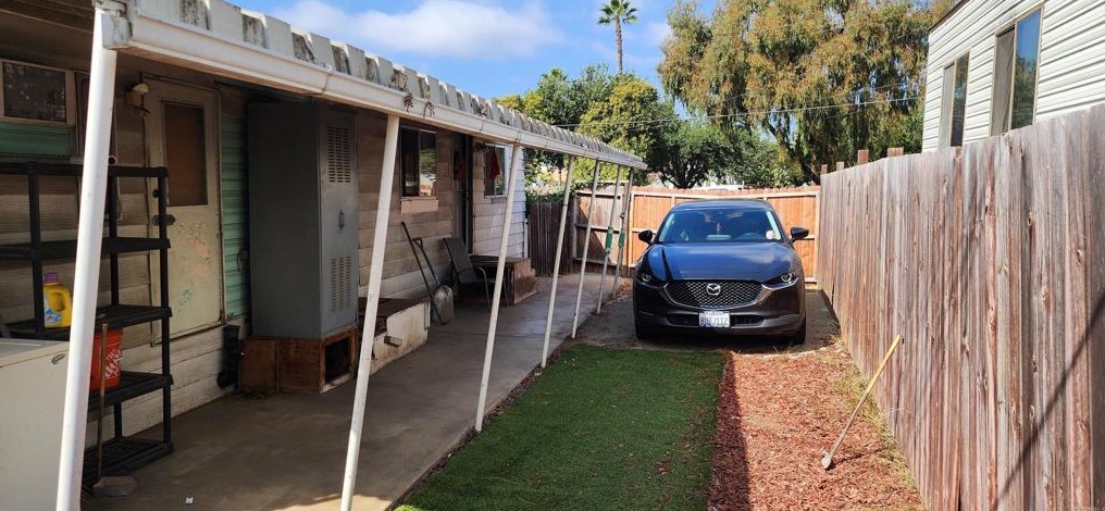 1205 Santa Fe Ave, Vista CA  92084-4305 exterior