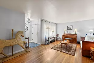 2748 Mansfield Dr, Burbank, CA 91504 - Photo 9