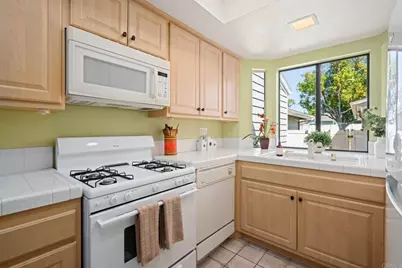 1015 Gleneagles Place, Vista, CA 92081 - Photo 9