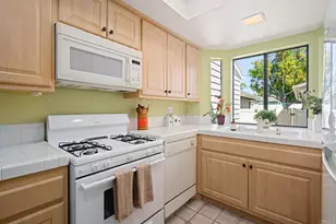 1015 Gleneagles Pl, Vista, CA 92081 - Photo 9