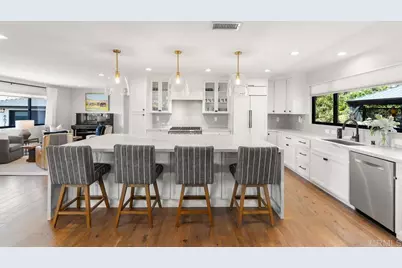 8675 Glenwick Lane, La Jolla, CA 92037 - Photo 9