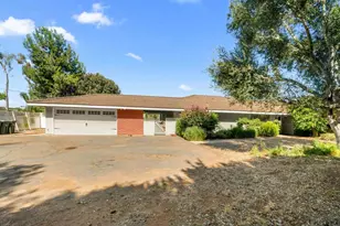 1060 Evergreen Ln, Vista, CA 92084 - Photo 1
