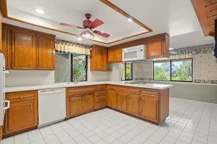 1060 Evergreen Ln, Vista, CA 92084 - Photo 9