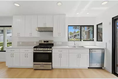 8210 Caminito Modena, La Jolla, CA 92037 - Photo 17