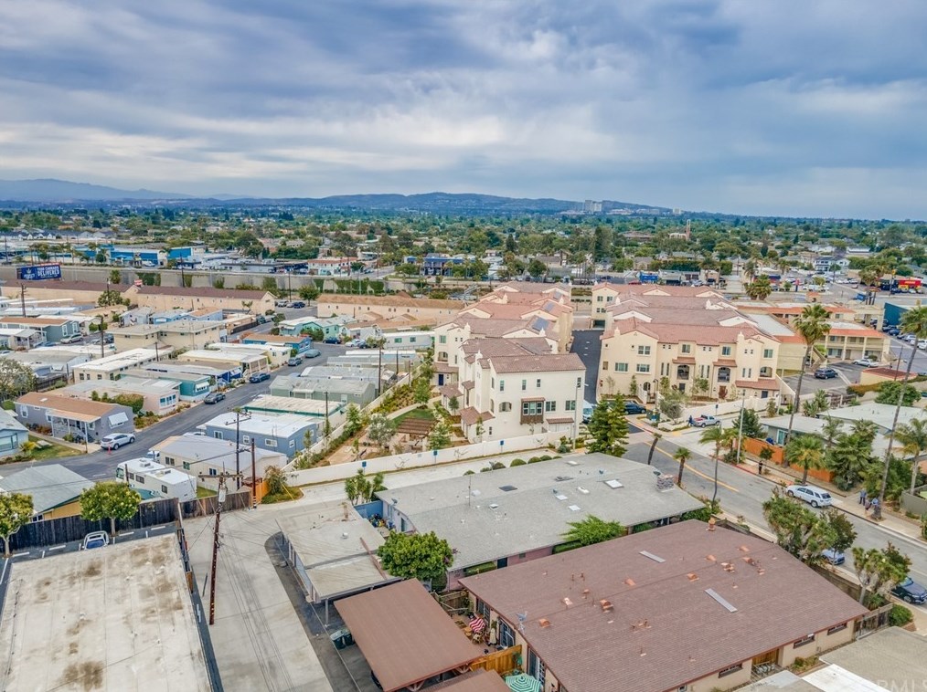 408 Frd Rd, Costa Mesa CA  92627-2275 exterior