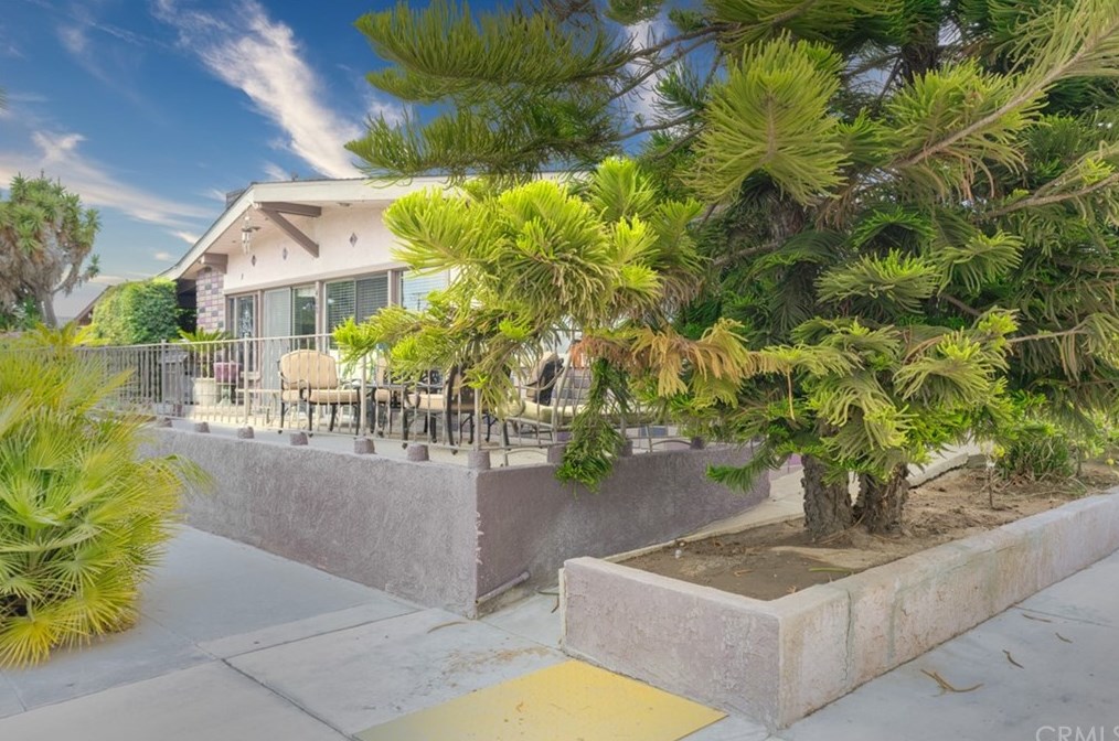 408 Frd Rd, Costa Mesa CA  92627-2275 exterior