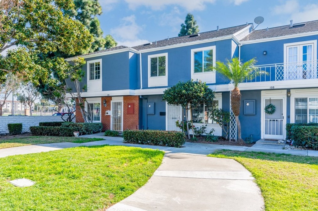 106 Yorktown Ln, Costa Mesa CA  92626-6549 exterior