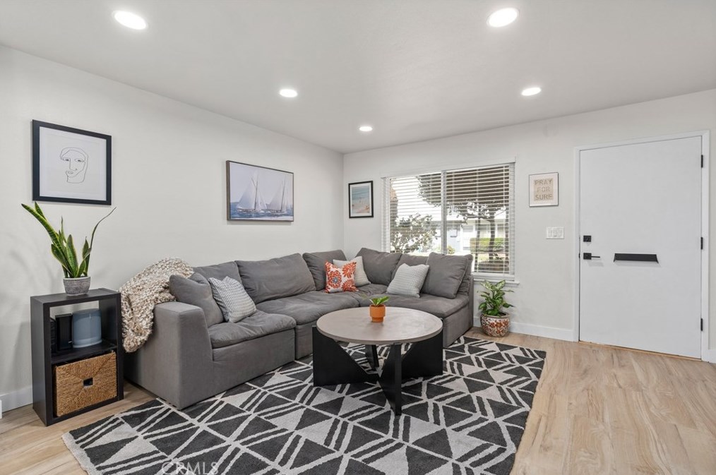 106 Yorktown Ln, Costa Mesa CA  92626-6549 exterior