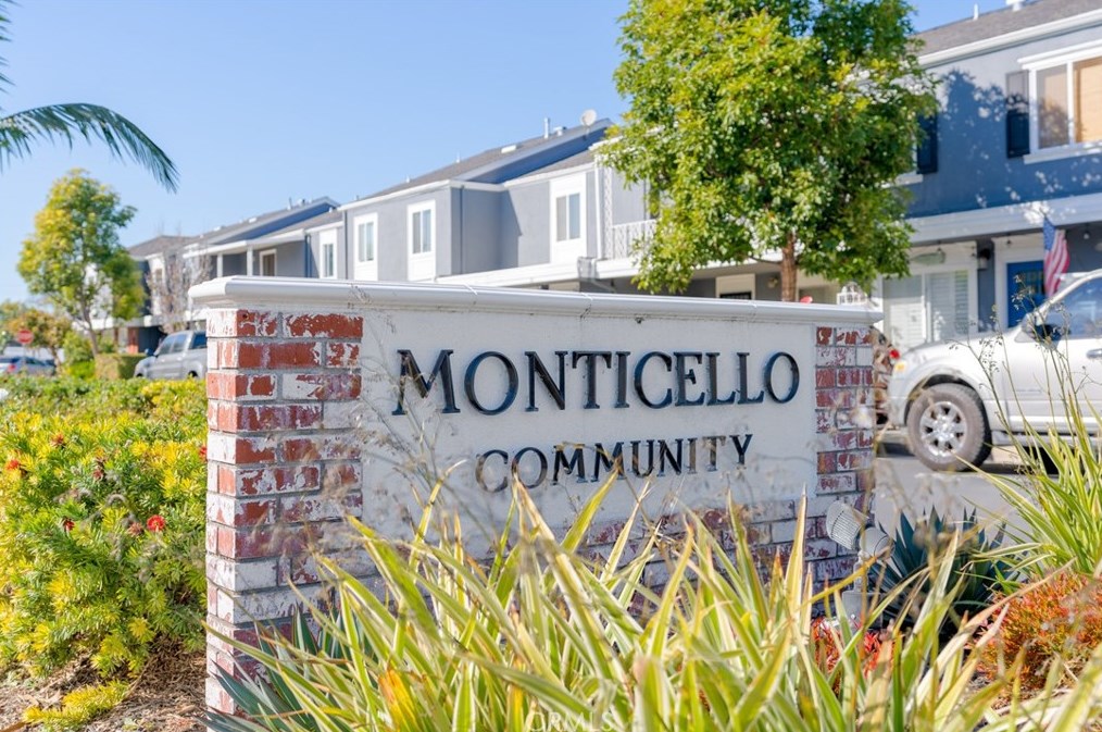 106 Yorktown Ln, Costa Mesa CA  92626-6549 exterior