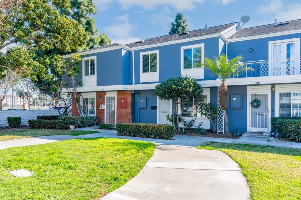 106 Yorktown Ln, Costa Mesa CA  92626-6549 exterior