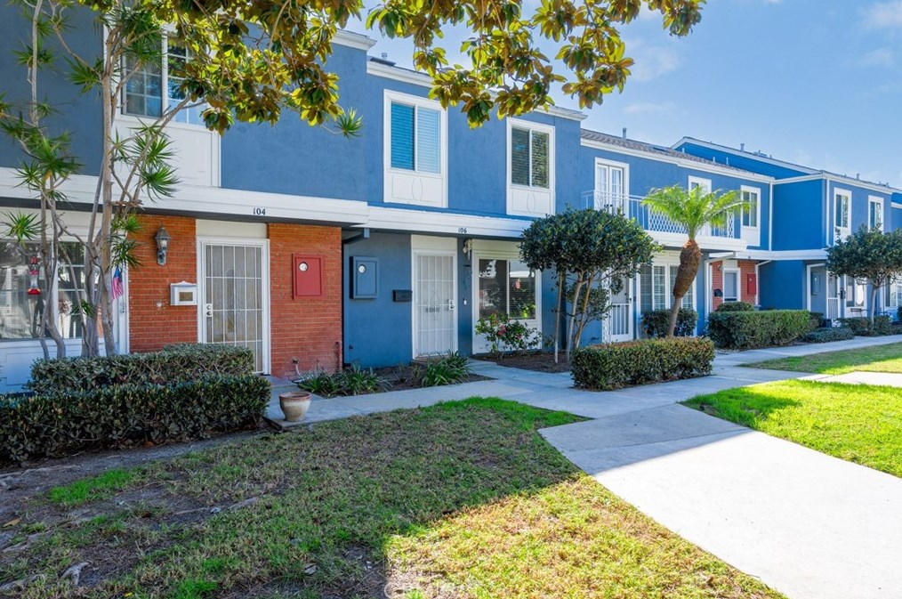 106 Yorktown Ln, Costa Mesa CA  92626-6549 exterior