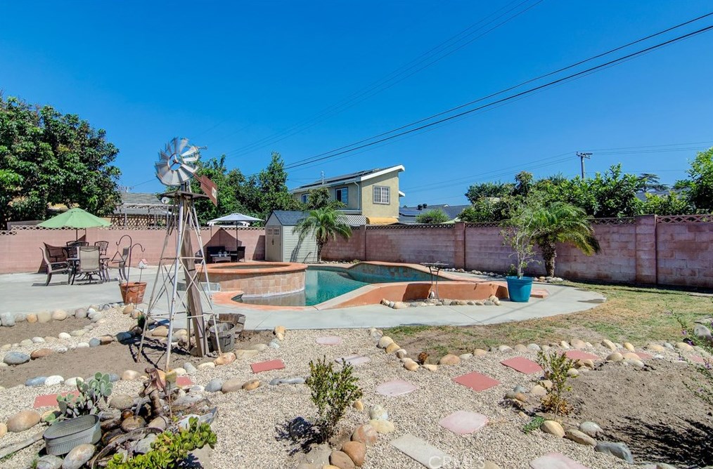 6271 Cherokee Dr, Westminster CA  92683-2003 exterior