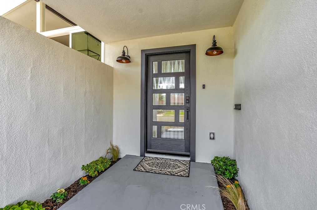 17421 Alta Vista Cir, Huntington Beach CA  92647-6130 exterior