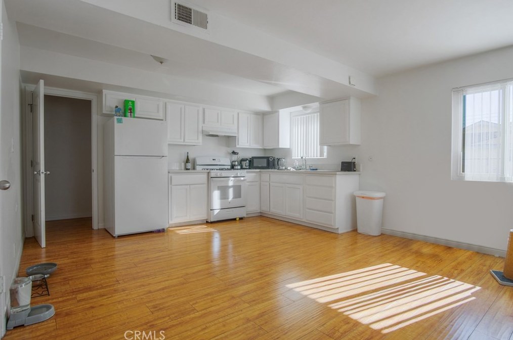 1033 Msn Dr, Costa Mesa CA  92626-4251 exterior