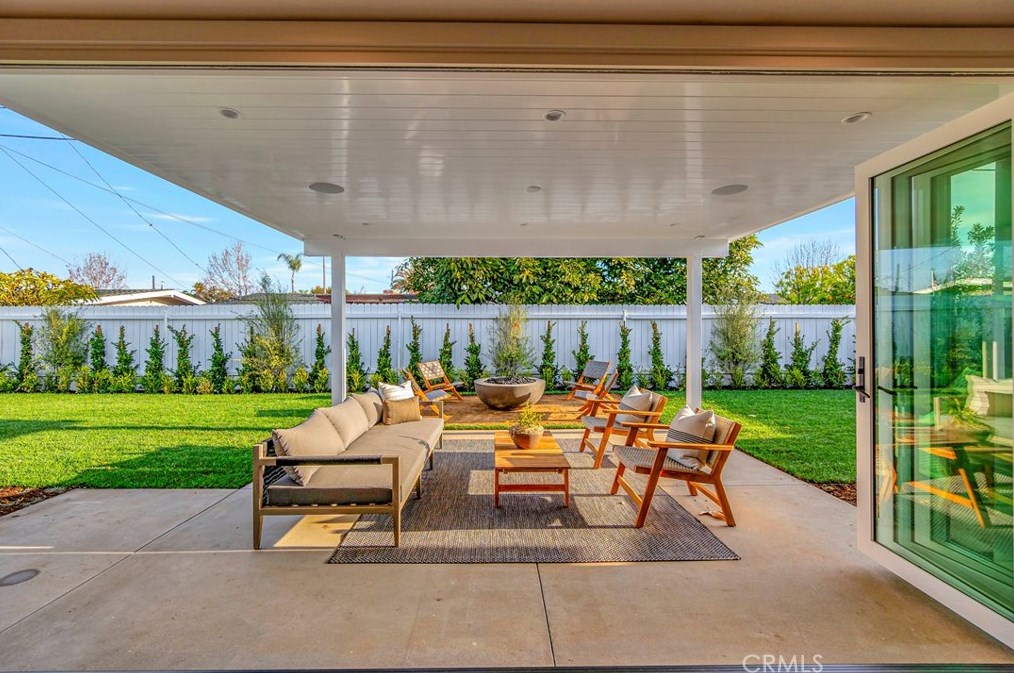 270 Sierks St, Costa Mesa CA  92627-2152 exterior