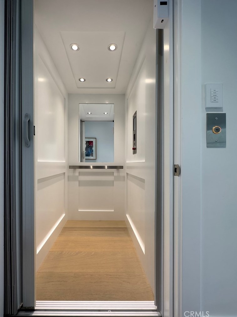 209 Crystal Ave, Newport Beach CA  92662-1313 exterior