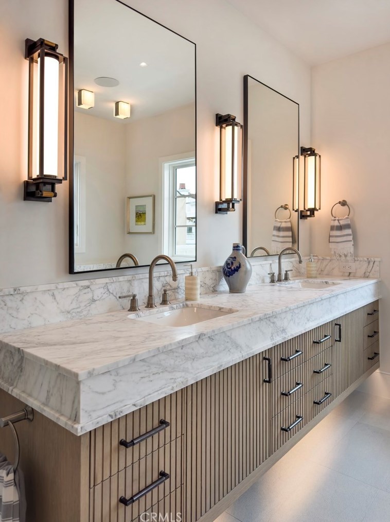 209 Crystal Ave, Newport Beach CA  92662-1313 exterior