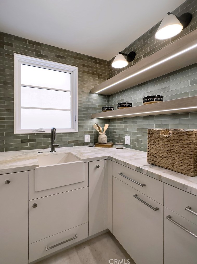 209 Crystal Ave, Newport Beach CA  92662-1313 exterior