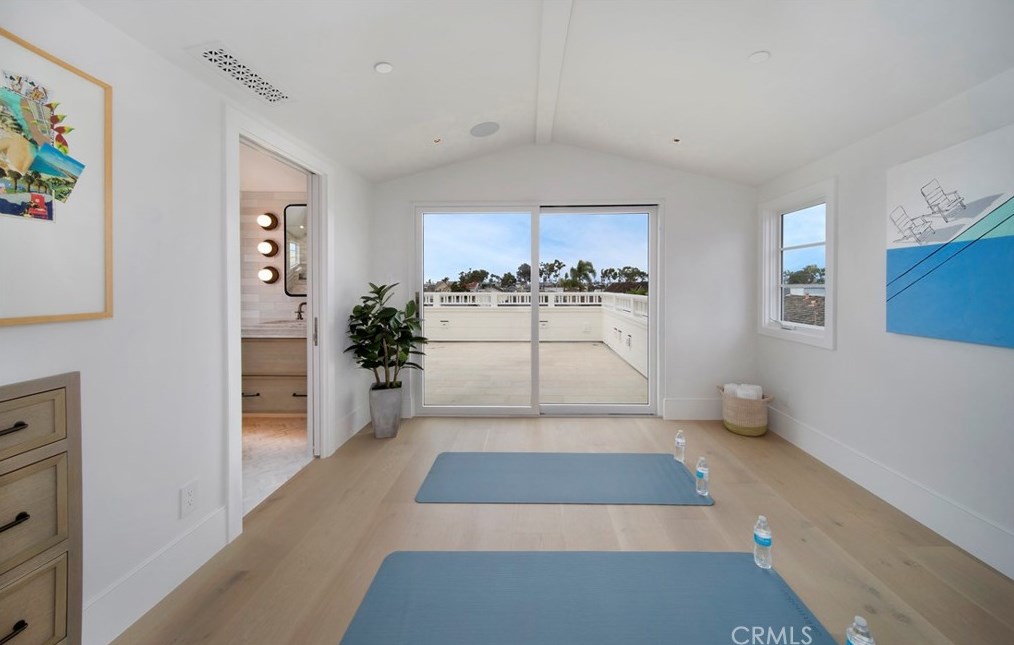 209 Crystal Ave, Newport Beach CA  92662-1313 exterior